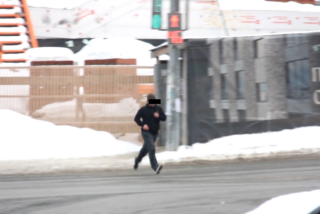 На окраине Первоуральска неадекватный мужчина пнул коляску с ребёнком