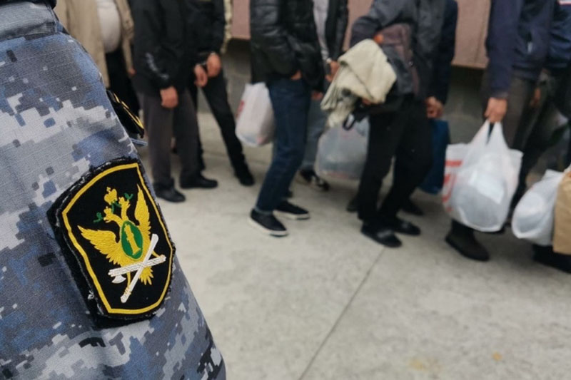 В Первоуральске силовики и «Русская община» провели рейд по мигрантам на улице Ленина | Жители сняли на видео необычный рейд в Первоуральске: что произошло на улице Ленина