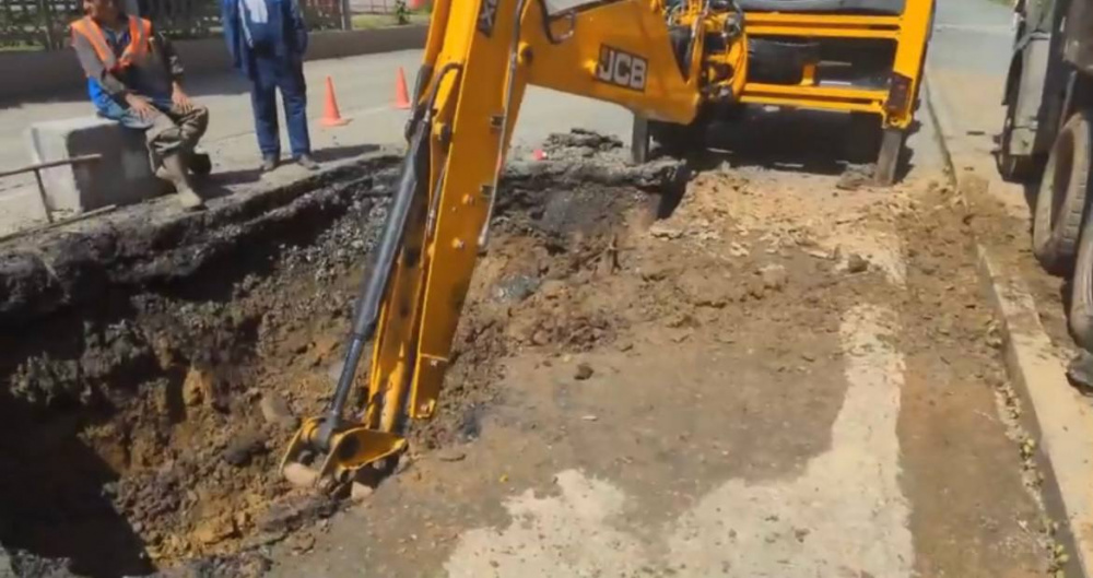 Причиной потопа у дома в Первоуральске стал 100-процентный износ трубы | В Первоуральске обнаружили 100-процентный износ трубы