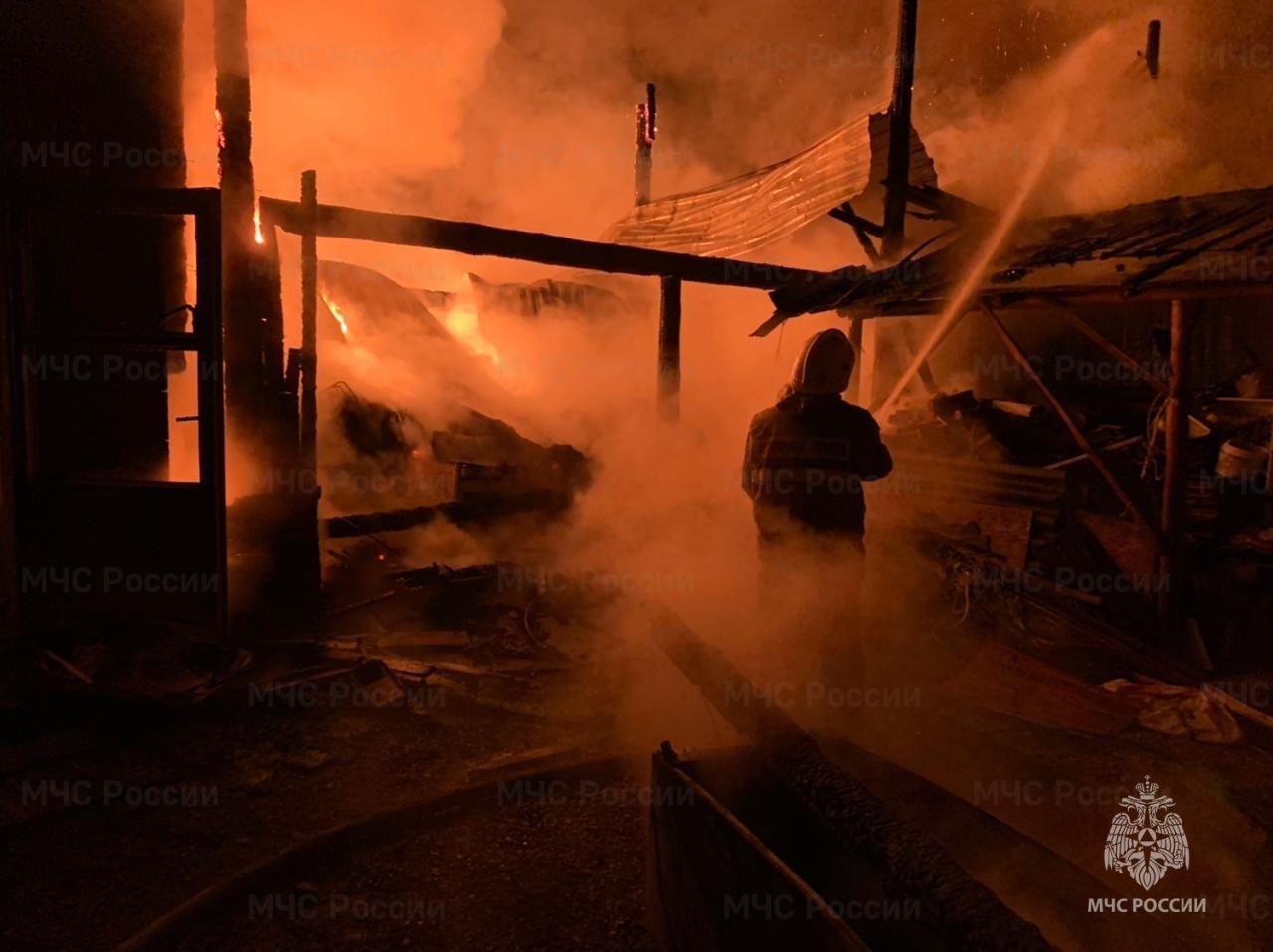 В Первоуральске сгорел жилой дом