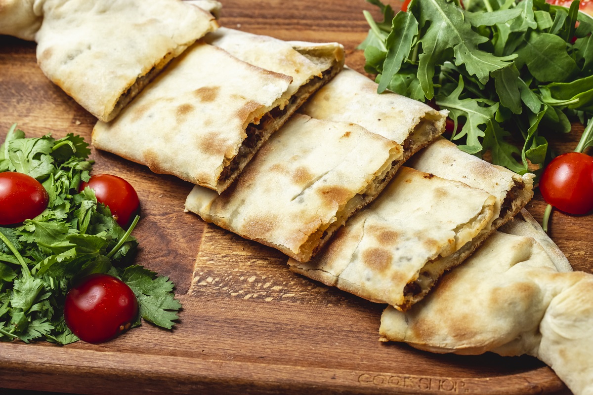 Гости не догадаются, из чего этот пирог: слоёный, сочный, а теста в нём... нет! Беру лаваш, добавляю яблоки — и в духовку