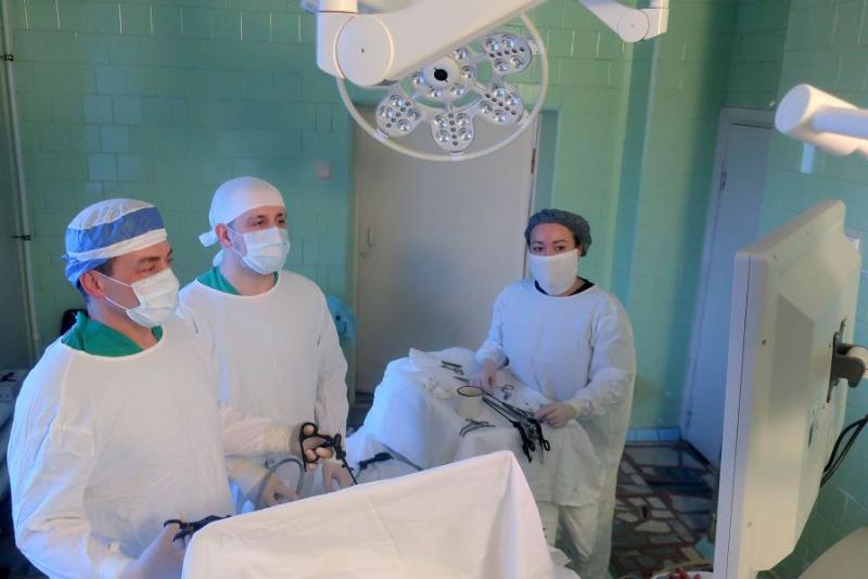 Свердловские врачи впервые провели уникальную операцию через три прокола и выписали пациентку через двое суток | На Урале врачи провели первую малоинвазивную операцию по удалению надпочечника