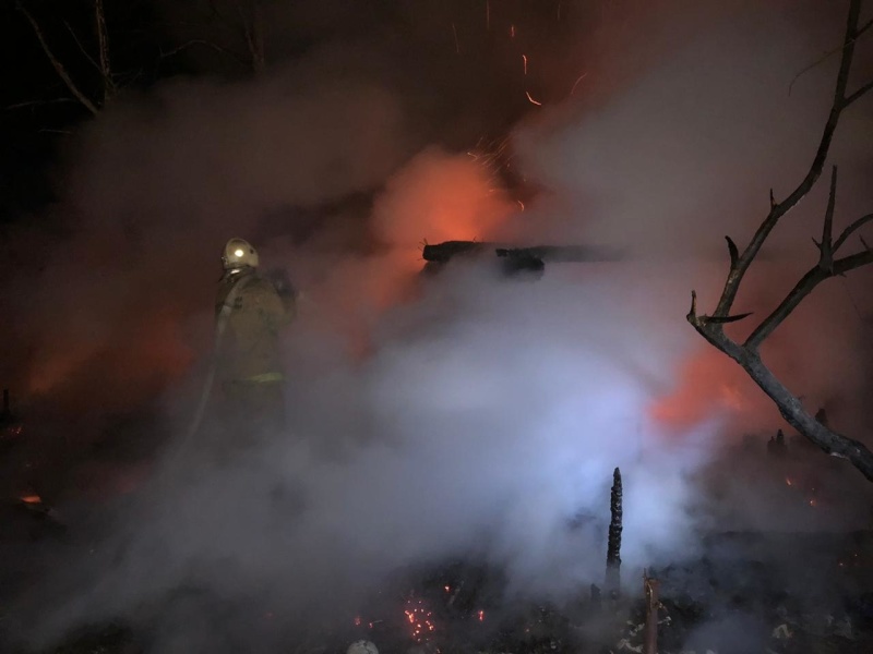 Рано утром под Первоуральском сгорели баня и садовый дом