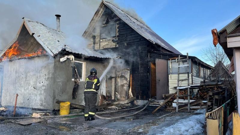 В СНТ под Первоуральском сгорел дачный дом: с огнем боролись 13 спасателей | Под Первоуральском в СНТ произошел пожар в дачном доме