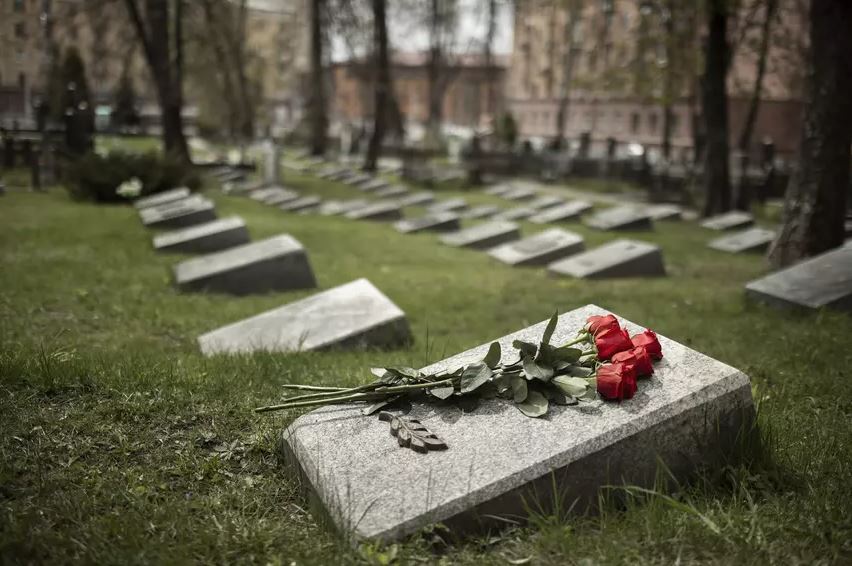 Волонтеры из Билимбая провели субботник на кладбище | Волонтеры из Билимбая провели субботник на кладбище