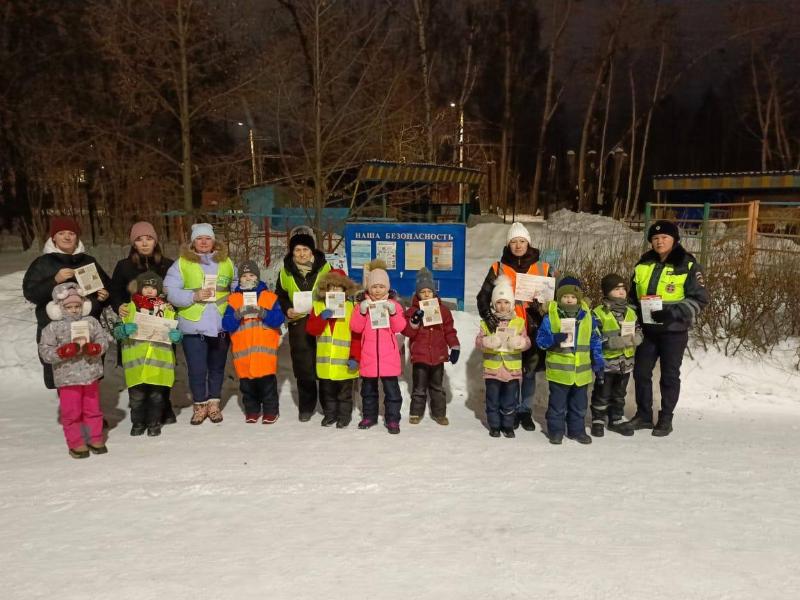 Сотрудники первоуральской ГАИ рассказали дошкольникам про ПДД в рамках акции «Родительский патруль» | В детском саду Первоуральска ГАИ провели акцию «Родительский патруль»