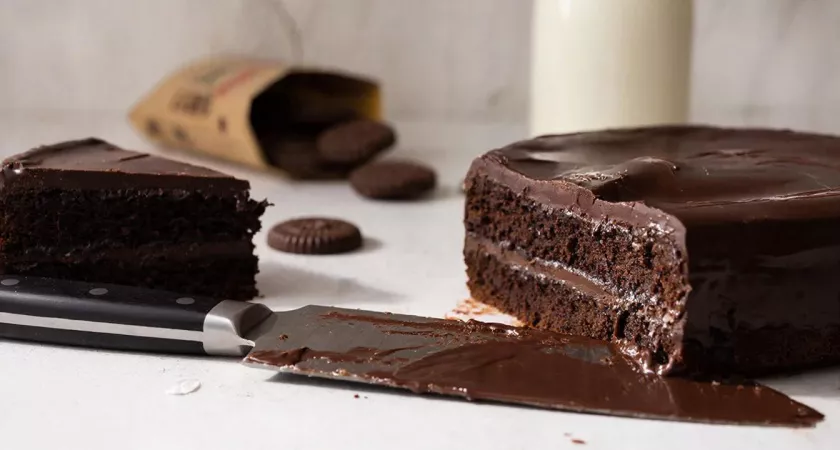 Самый лёгкий рецепт торта: печенье, молоко, какао и 2 минуты на замес — и духовка делает чудо