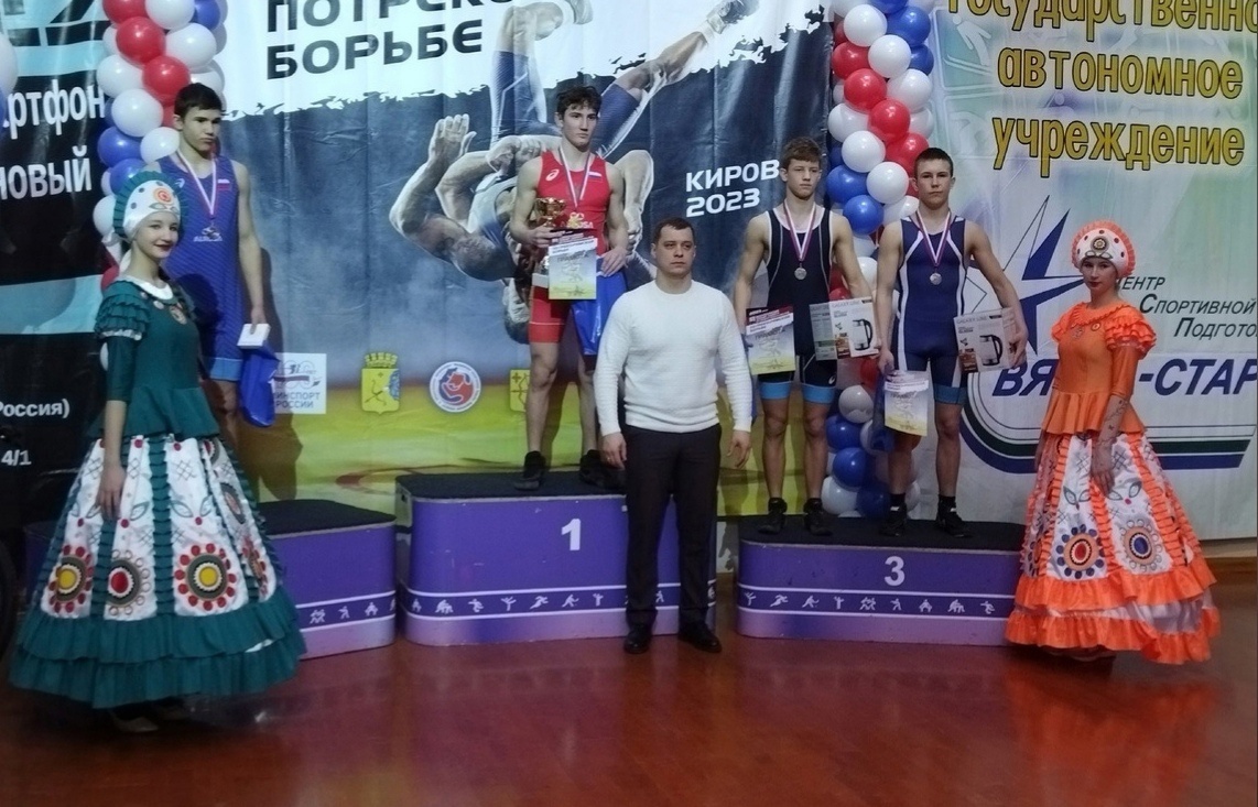 Первоуральские борцы привезли медали с соревнований из Кирова Первоуральские борцы привезли медали с соревнований из Кирова