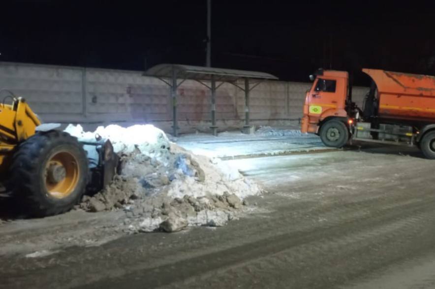 Специалисты расчистили снег на Московском шоссе в Первоуральске | На Урале специалисты расчищают автобусные остановки