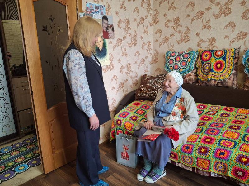 В Первоуральске бывшим узникам фашистских лагерей вручили памятные подарки и цветы  | В Первоуральске почтили память узников фашистских лагерей