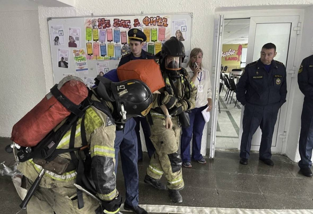 В Первоуральске пожарные отработали действия по спасению людей В Первоуральске пожарные отработали действия по спасению людей