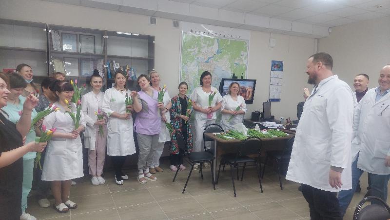 Первоуральская больница отметила 8 Марта торжественными поздравлениями и подарками | В Первоуральске поздравили врачей с 8 Марта