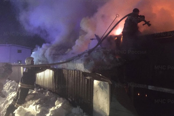 Ночью в крупном пожаре под Первоуральском сгорел жилой дом и легковушка