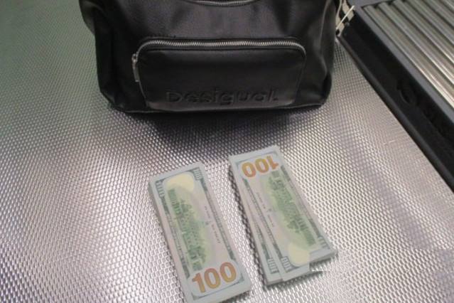 Свердловские таможенники нашли в багаже незадекларированный миллион рублей | На Урале в аэропорту у девушки изъяли 10 тысяч долларов