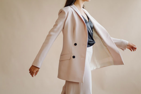 Оверсайз уходит в прошлое: стилисты назвали главные тренды весны 2026 — приталенный силуэт и сверкающие фактуры