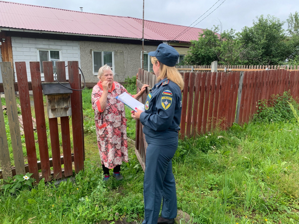 В поселках Первоуральска устанавливают пожарные извещатели | На Урале в поселках устанавливают системы пожарной сигнализации