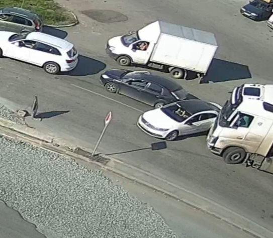 В центре Первоуральска столкнулись легковушка и большегруз В центре Первоуральска столкнулись легковушка и большегруз