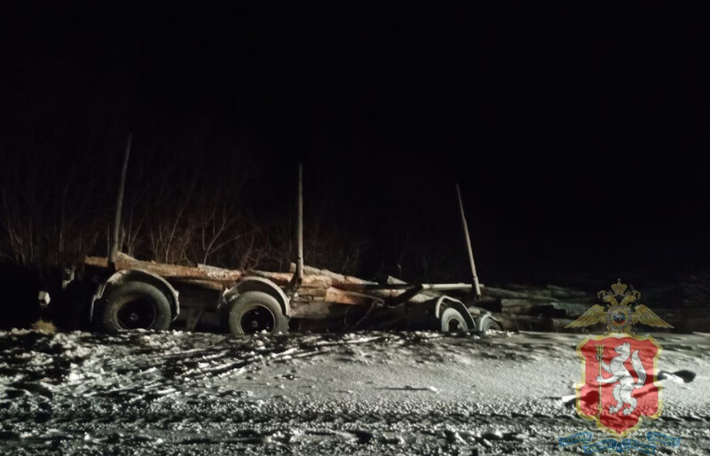 В Свердловской области "КамАЗ" столкнулся с "УАЗом" | Свердловчанин на грузовике вылетел на встречку и устроил ДТП