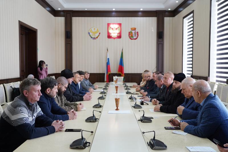 Свердловская делегация почтила память борцов с терроризмом на мемориальных круглых столах в Дагестане | Свердловчане посетили мемориальные дискуссии в Дербенте и Грозном