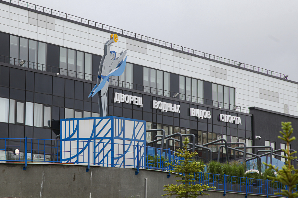 Новые архитектурные формы украсили Дворец водных видов спорта в Первоуральске | На территории Дворца водных видов спорта установили малые архитектурные формы