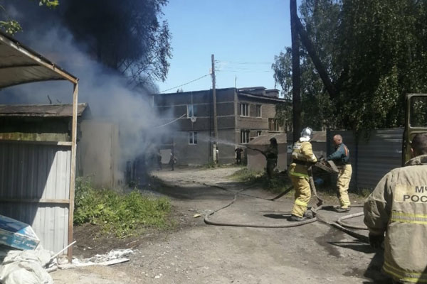 Под Первоуральском пожарный расчет ГУФСИН вместе с МЧС отстояли дома от огня