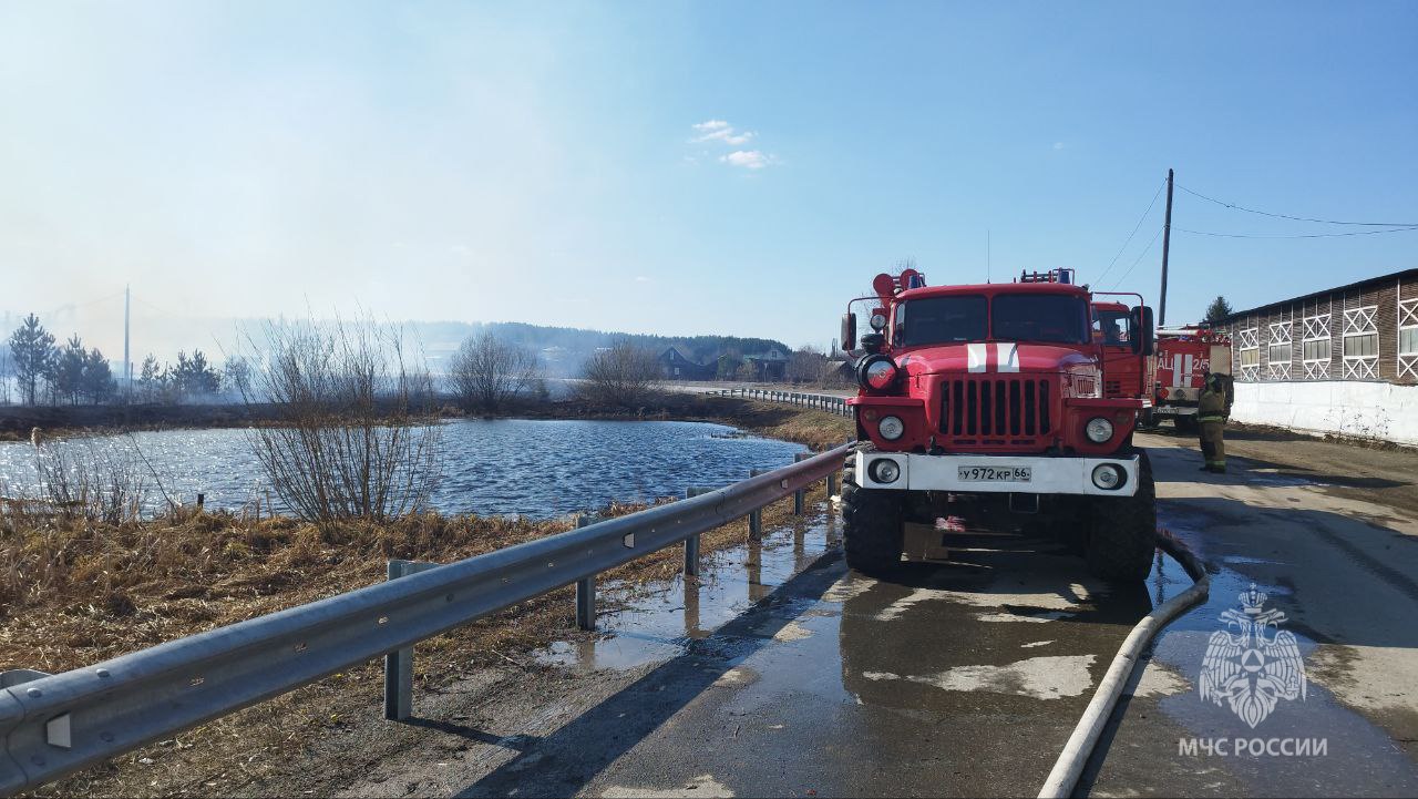 Огнеборцы справились с крупным пожаром в посёлке Прогресс Огнеборцы справились с крупным пожаром в посёлке Прогресс
