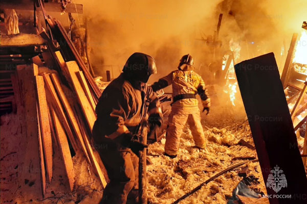 Накануне в Первоуральске сгорел частный жилой дом и хозпостройки