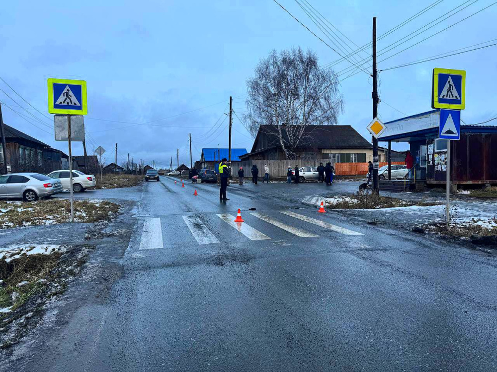 Смертельный наезд на школьницу в Новоуткинске: водитель разговаривал с пассажиром в момент удара | Автомобиль сбил школьницу насмерть в Первоуральском районе