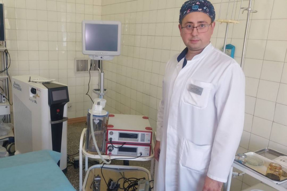 Первоуральские медики прооперировали около 20 пациентов с помощью нового современного аппарата | На Урале новый аппарат позволил медикам удалять новообразования с минимальными рисками