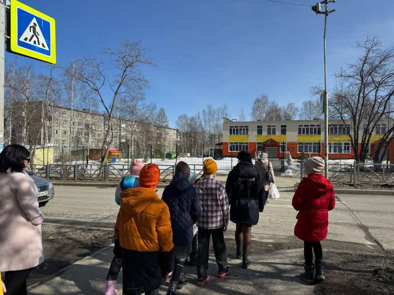 В Первоуральске прошло профилактическое мероприятие «Шагающий автобус» для школьников | Первоуральские сотрудники ГАИ рассказали школьникам о правилах поведения на дорогах  