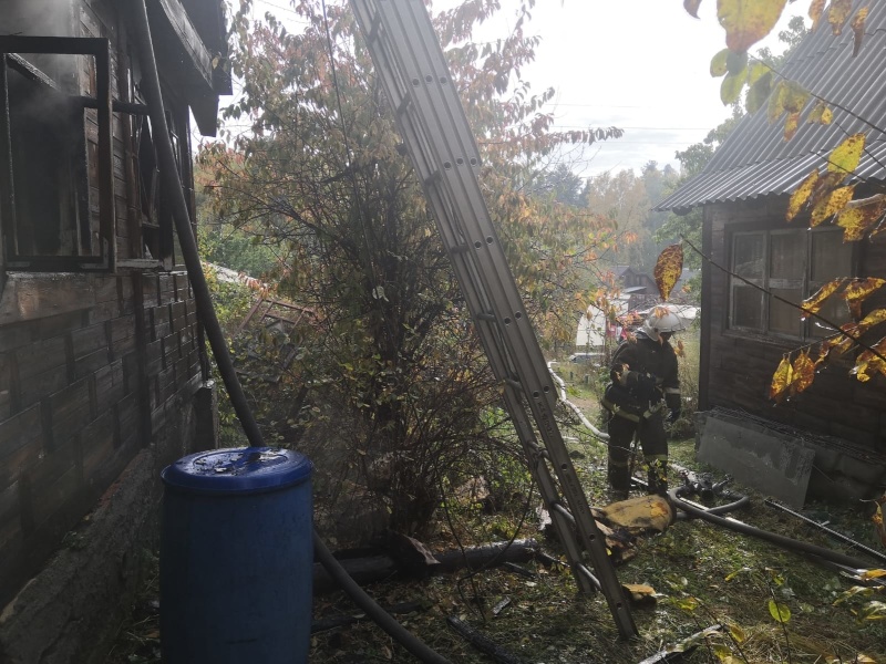 Накануне в поселке под Первоуральском сгорел садовый дом