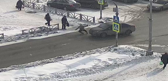 В Первоуральске на улице Трубников сбили женщину на пешеходном переходе | В Первоуральске водитель сбил 46-летнюю женщину 