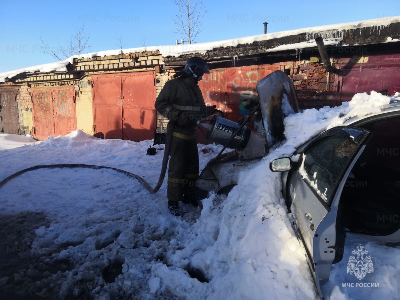Накануне в Первоуральске горела иномарка Накануне в Первоуральске горела иномарка