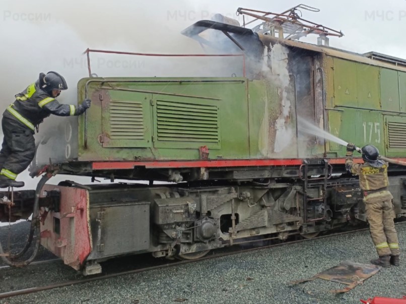 В Первоуральске сгорели кабина машиниста и моторный отсек электровоза | В Первоуральске сгорел электровоз В Первоуральске сгорели кабина машиниста и моторный отсек электровоза | В Первоуральске сгорел электровоз