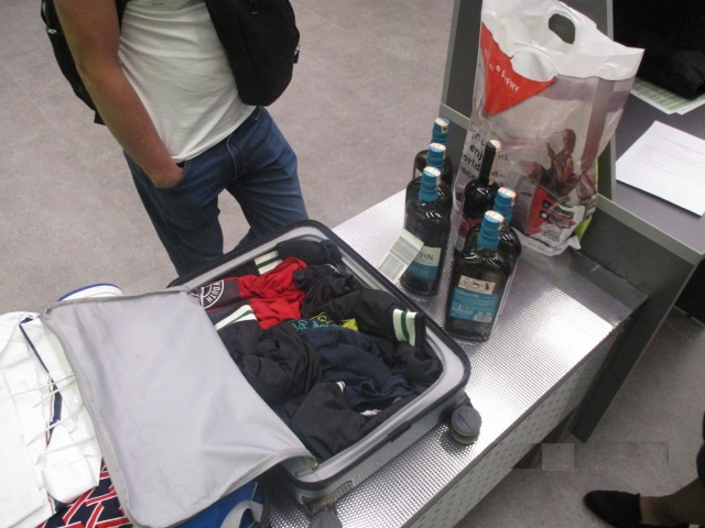 Уральские таможенники остановили пассажира с шестью литрами алкоголя | В Свердловской области пассажир пытался пронести шесть литров алкоголя