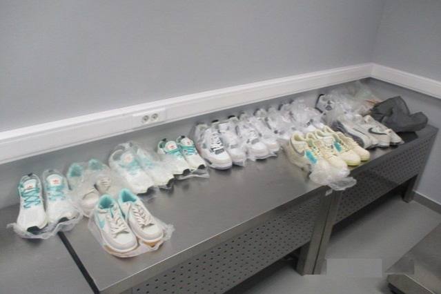 Подарки для родственников обернулись правонарушением: свердловские таможенники остановили челябинца | На Урале таможенники остановили мужчину с 13 килограммами кроссовок Подарки для родственников обернулись правонарушением: свердловские таможенники остановили челябинца | На Урале таможенники остановили мужчину с 13 килограммами кроссовок