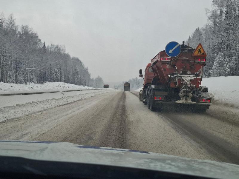 В Свердловской области зафиксировали 33 ДТП из-за сильного снегопада | Сильный снегопад ухудшил дорожную обстановку на Урале
