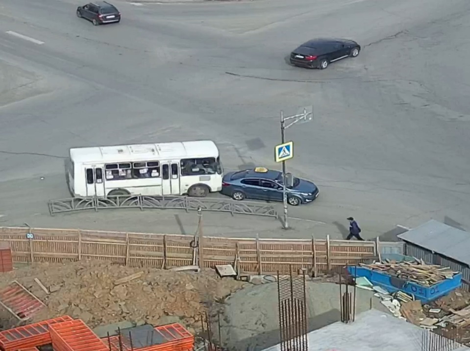 В Первоуральске автобус задел учебную машину В Первоуральске автобус задел учебную машину