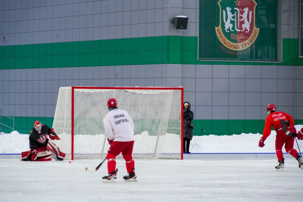 В Первоуральске на одном из значимых спортивных объектов прошла тренировка молодежной команды | На Урале состоялась тренировка хоккеистов на большом открытом поле В Первоуральске на одном из значимых спортивных объектов прошла тренировка молодежной команды | На Урале состоялась тренировка хоккеистов на большом открытом поле