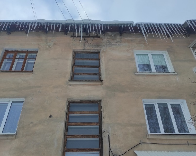 «Ждут, когда на голову кому-нибудь свалятся?» — жители Первоуральска возмутились сосулькам на крышах