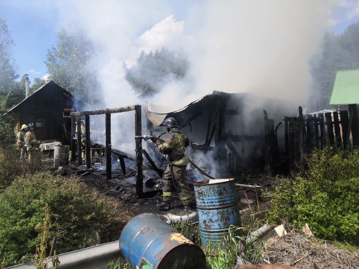 Накануне утром в Первоуральске сгорел садовый дом и баня Накануне утром в Первоуральске сгорел садовый дом и баня