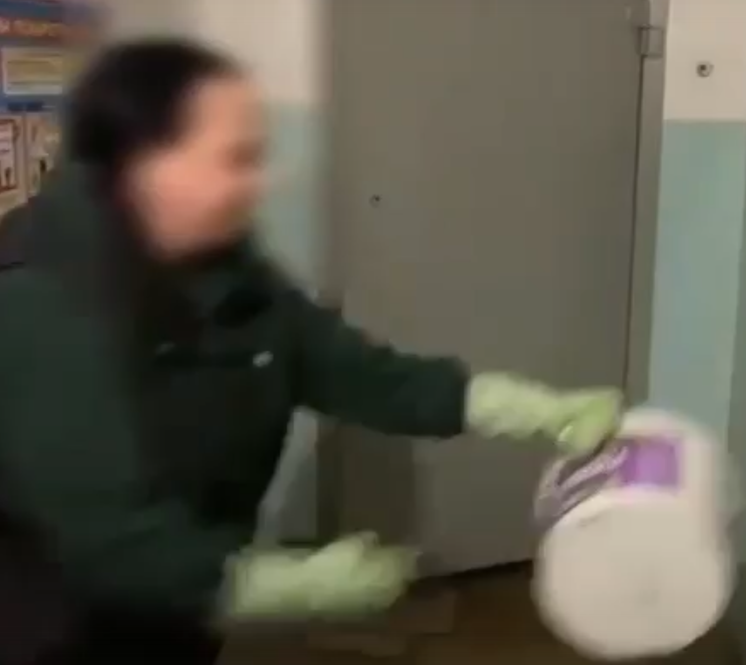 Жители нескольких домов Первоуральска продолжают войну с коммунальщиками | На Урале облили дверь офиса УК нечистотами в ходе протестной акции. Видео Жители нескольких домов Первоуральска продолжают войну с коммунальщиками | На Урале облили дверь офиса УК нечистотами в ходе протестной акции. Видео