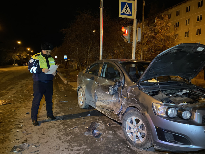 В Каменске-Уральском два водителя проехали на красный свет и столкнулись | На Урале в ДТП пострадал ребенок