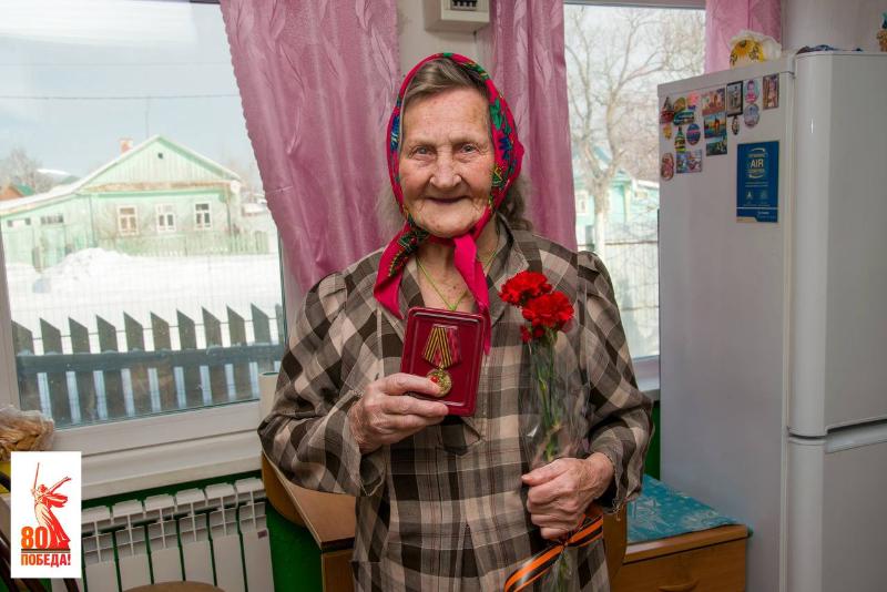 В Кузино под Первоуральском наградили тружеников тыла к 80-летию Победы   | В селе под Первоуральском вручили юбилейные медали ветеранам ВОВ