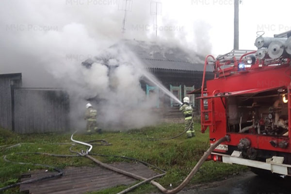 В поселке под Первоуральском сгорели два частных жилых дома