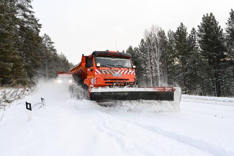 На уборку снега в Свердловской области выехали более 200 единиц спецтехники | На Урале более 200 единиц техники вышли на борьбу со снегом