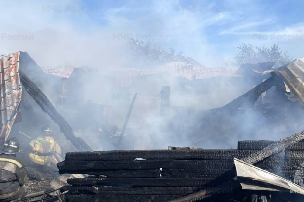 В деревне под Первоуральском произошел пожар: сгорела кровля частного дома | На Урале в пожаре был поврежден частный жилой дом В деревне под Первоуральском произошел пожар: сгорела кровля частного дома | На Урале в пожаре был поврежден частный жилой дом