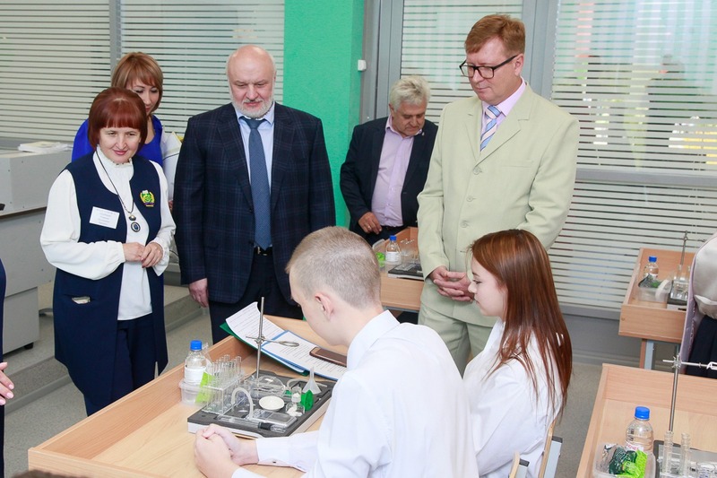 Первоуральск встречает новый учебный год: модернизация школ и создание современной образовательной среды | Перед началом учебного года в Первоуральске провели модернизацию школ Первоуральск встречает новый учебный год: модернизация школ и создание современной образовательной среды | Перед началом учебного года в Первоуральске провели модернизацию школ