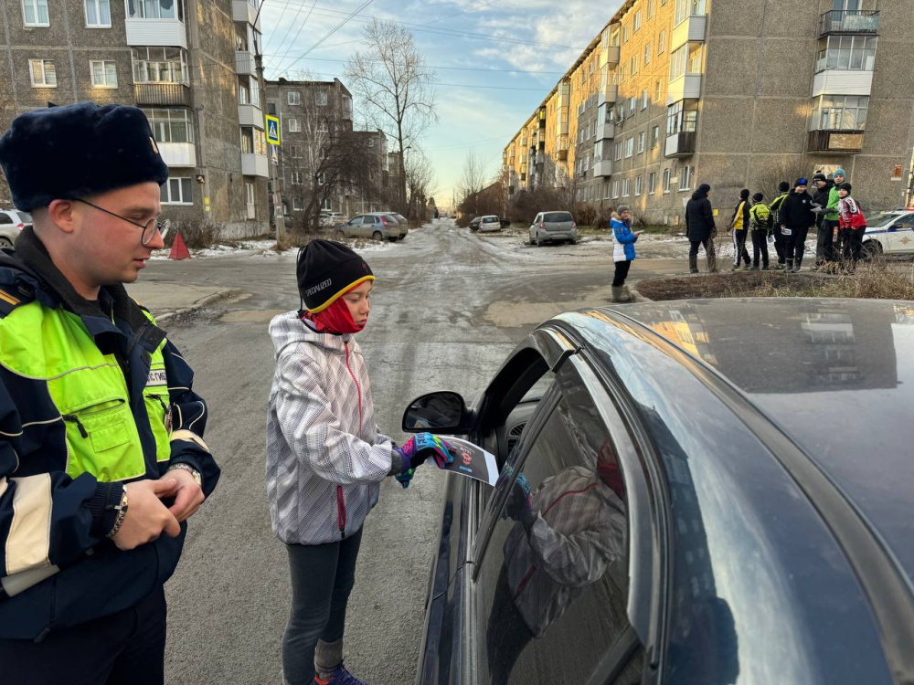 ГИБДД и юные Первоуральцы напомнили о безопасности на дорогах | Безопасность на дорогах: как ГИБДД и "Велогор" напомнили первоуральцам о ПДД