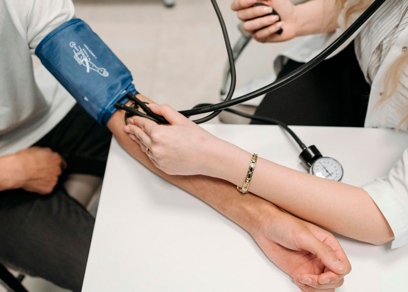 Внезапные тики у взрослых — тревожный сигнал нервной системы: мнение невролога | Невролог о тиках: причины и риски